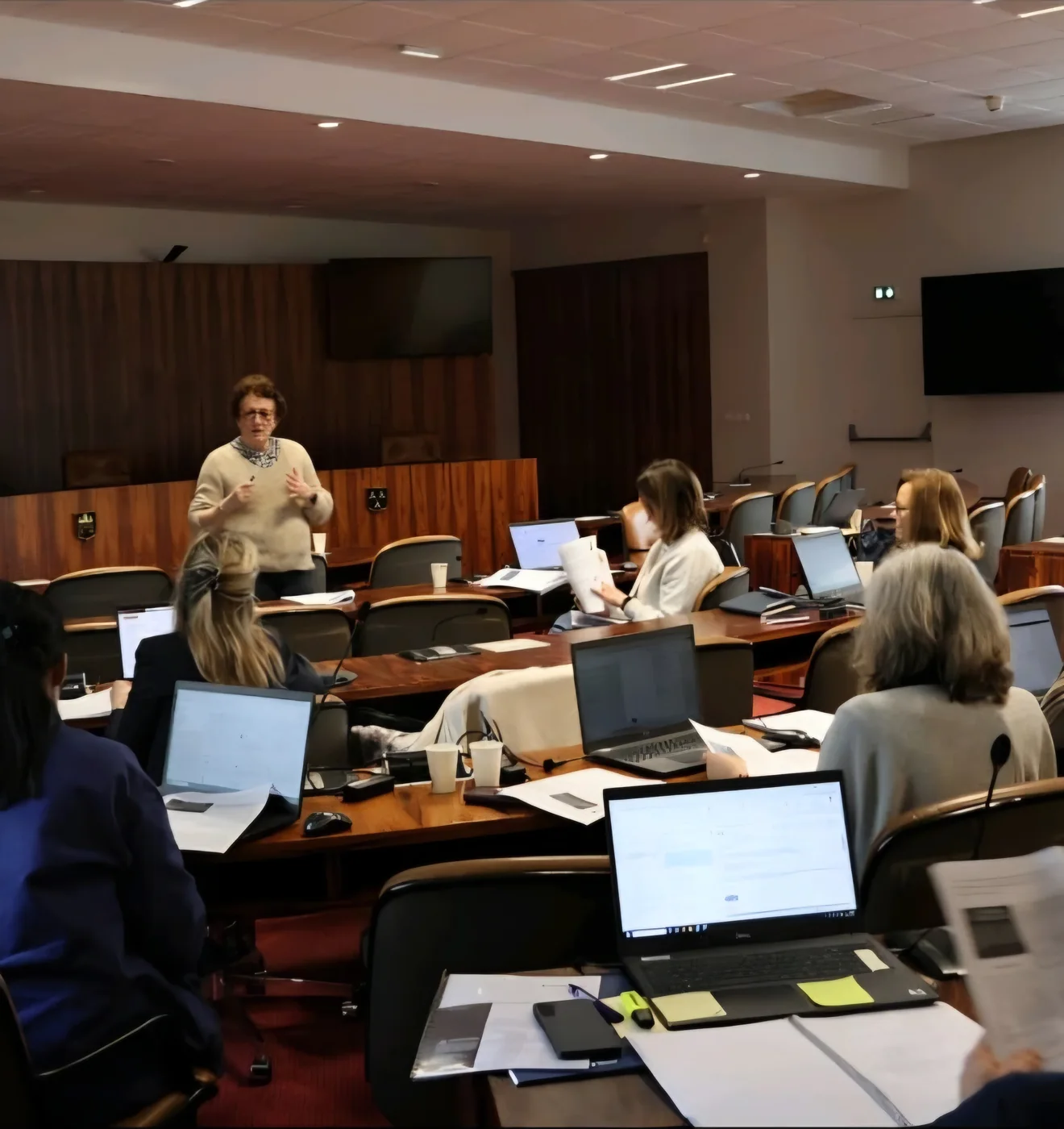 Formatrice transmettant son expertise à un groupe de participants